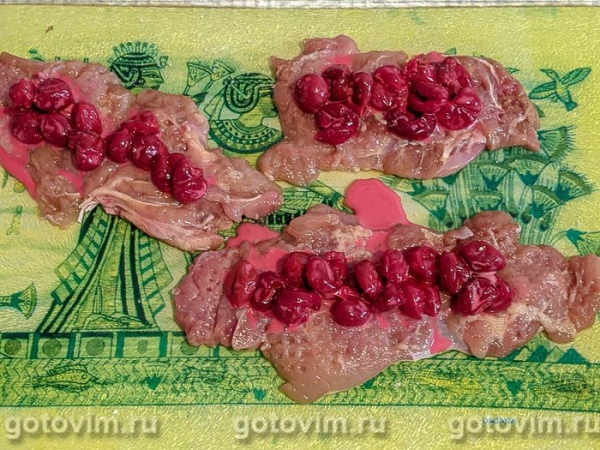 Куриные рулетики с вишней