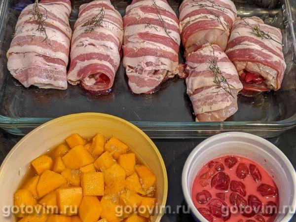 Куриные рулетики с вишней