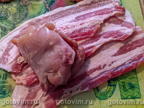 Куриные рулетики с вишней
