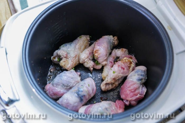 Мясные рулетики с вялеными томатами и сыром в мультиварке 