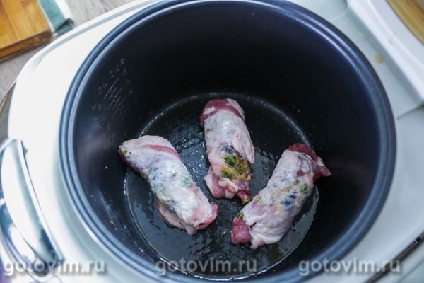 Мясные рулетики с вялеными томатами и сыром в мультиварке 