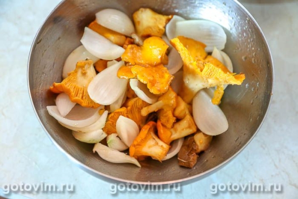 Шашлык из лисичек с беконом и луком