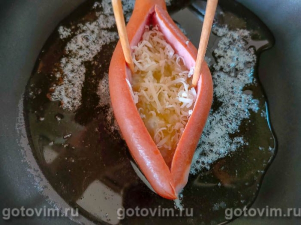 Перевернутая яичница глазунья, жаренная в сосиске с сыром Перевернутая яичница глазунья, жаренная в сосиске с сыром