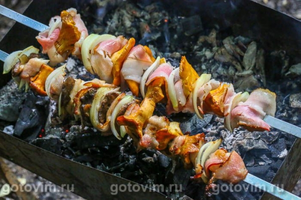 Шашлык из лисичек с беконом и луком