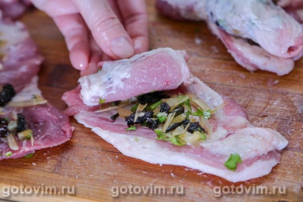 Мясные рулетики с вялеными томатами и сыром в мультиварке 
