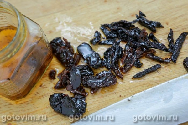 Мясные рулетики с вялеными томатами и сыром в мультиварке 