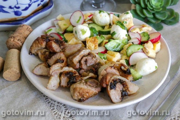 Мясные рулетики с вялеными томатами и сыром в мультиварке 