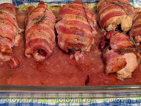 Куриные рулетики с вишней